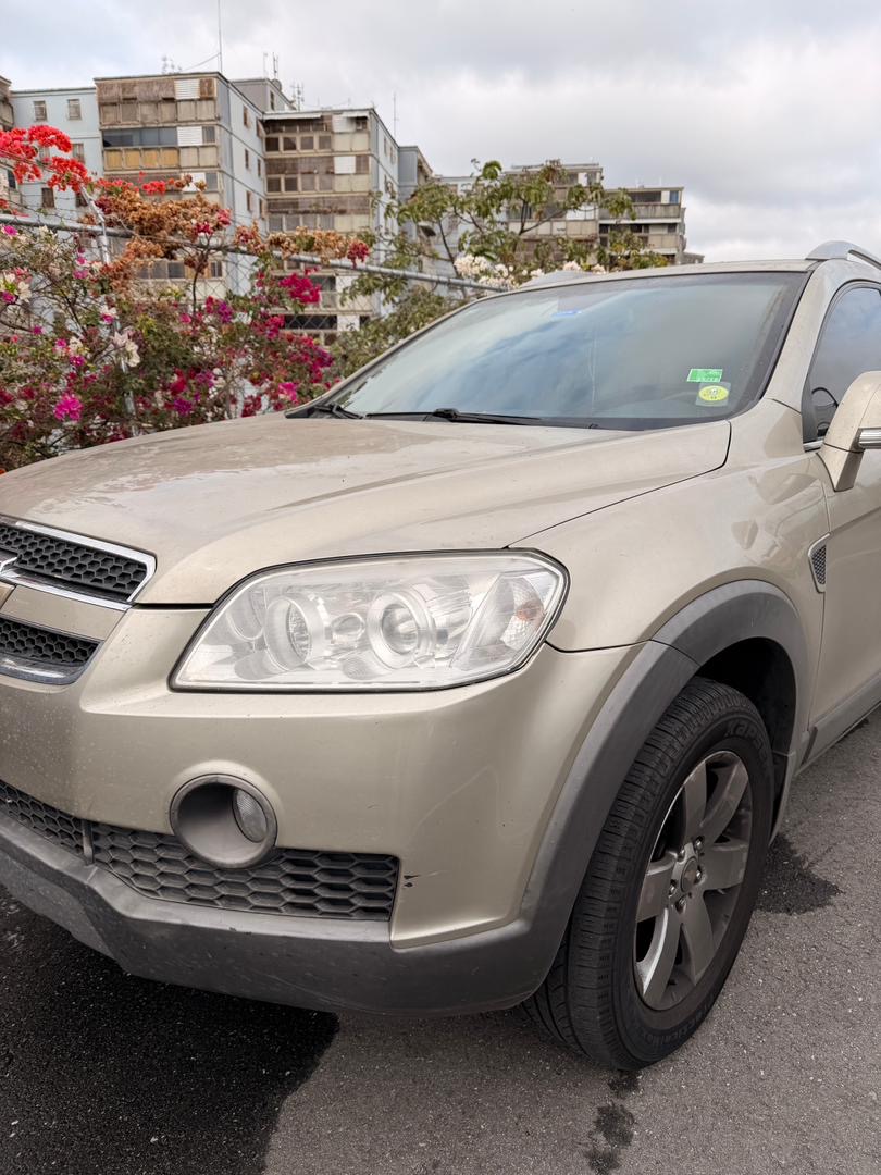 Camioneta beige después del lavado